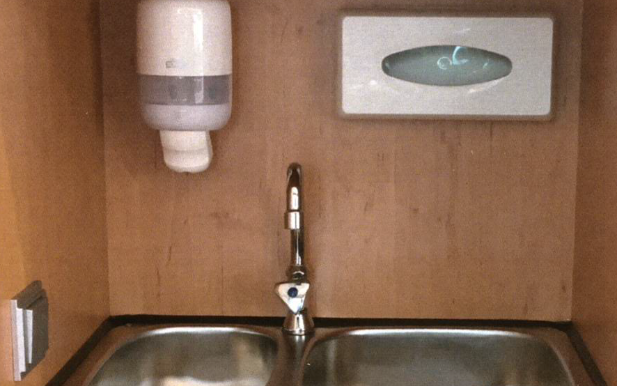 Hygienepaket mit Edelstahl Doppelwaschbecken, Seifen- und Papiertuchspender